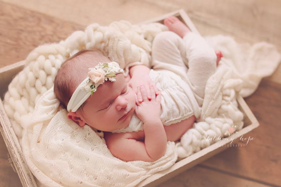 Soooo my first official newborn session at the *NEW* studio was a success! This is Aubrey. 8 days new. She was seriously perfect! And by perfect- I mean I'm going to overshare this session for SURE. 