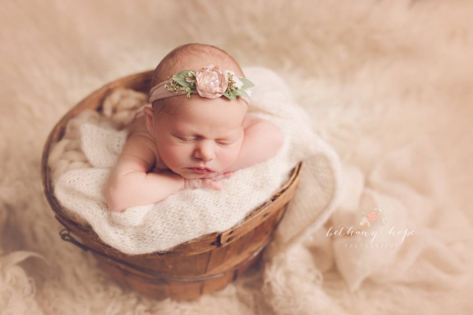 I know it's been a little quiet on my page lately-- craaazy fall season has officially started :) So i've been a little behind with the sneak peeks PLUS I just signed the lease to the new studio! ahhhh <3 Meet Sienna <3 Sweet tiny gal at 5 days fresh 