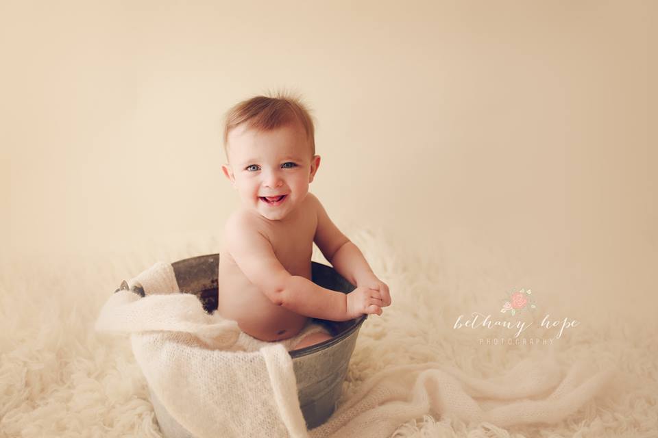 Have you scheduled your sitter mini session yet?! :) Landon thinks you toootally should! <3 