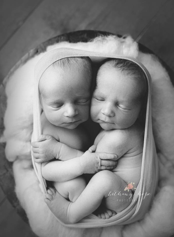 i friends :) I need your help! I am in need of some TWIN models for this Mondays mentoring session! Twins must be under 9lbs each- or born within the last 14 days. Free photos for your time :) Please help me find some lovely twin models :) 