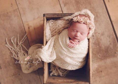 So last Wednesday, I had TWO sweet little newborn girls model for my 1:1 mentoring. First up- Olivia <3 