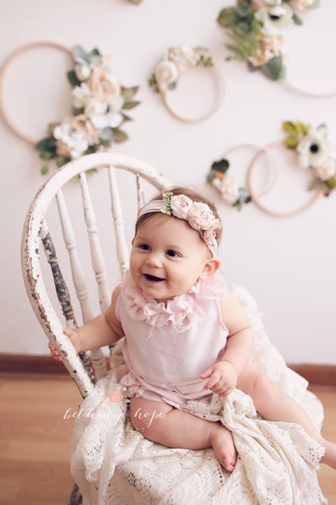 Soooo.... is it SPRING yet?!?! <3 <3 <3 This loooovely backdrop is all ready for my spring miniiiiiiis :) Pretty cute model, huh? Still some spots left for my March 25th Spring Sessions <3