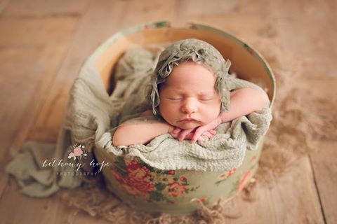 Working hard to catch up on editing today and tomorrow <3 I have like a ton of floral hat boxes and rarely use them! I'm so glad Zoey let me pose her in one <3