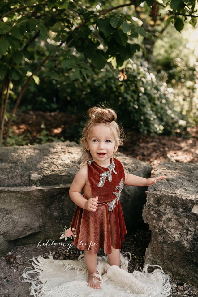 Can we talk about this VELVET dress?! I MEAN <3 And this model :) come on! 