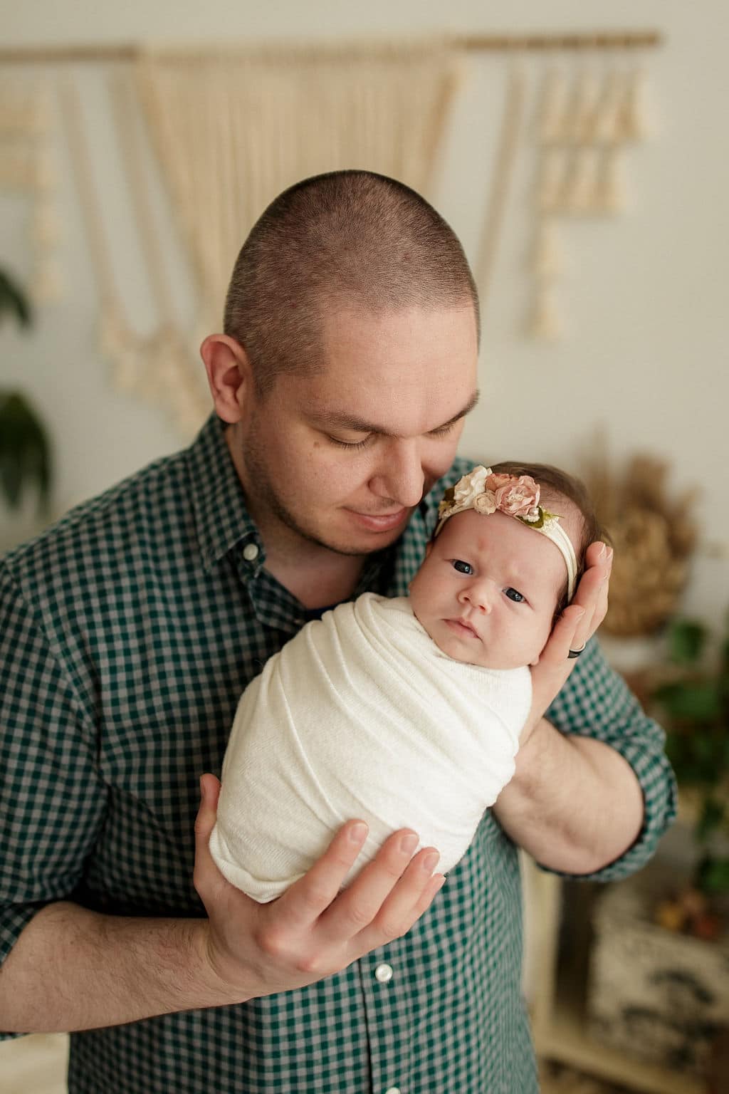 dad and his newborn baby girl