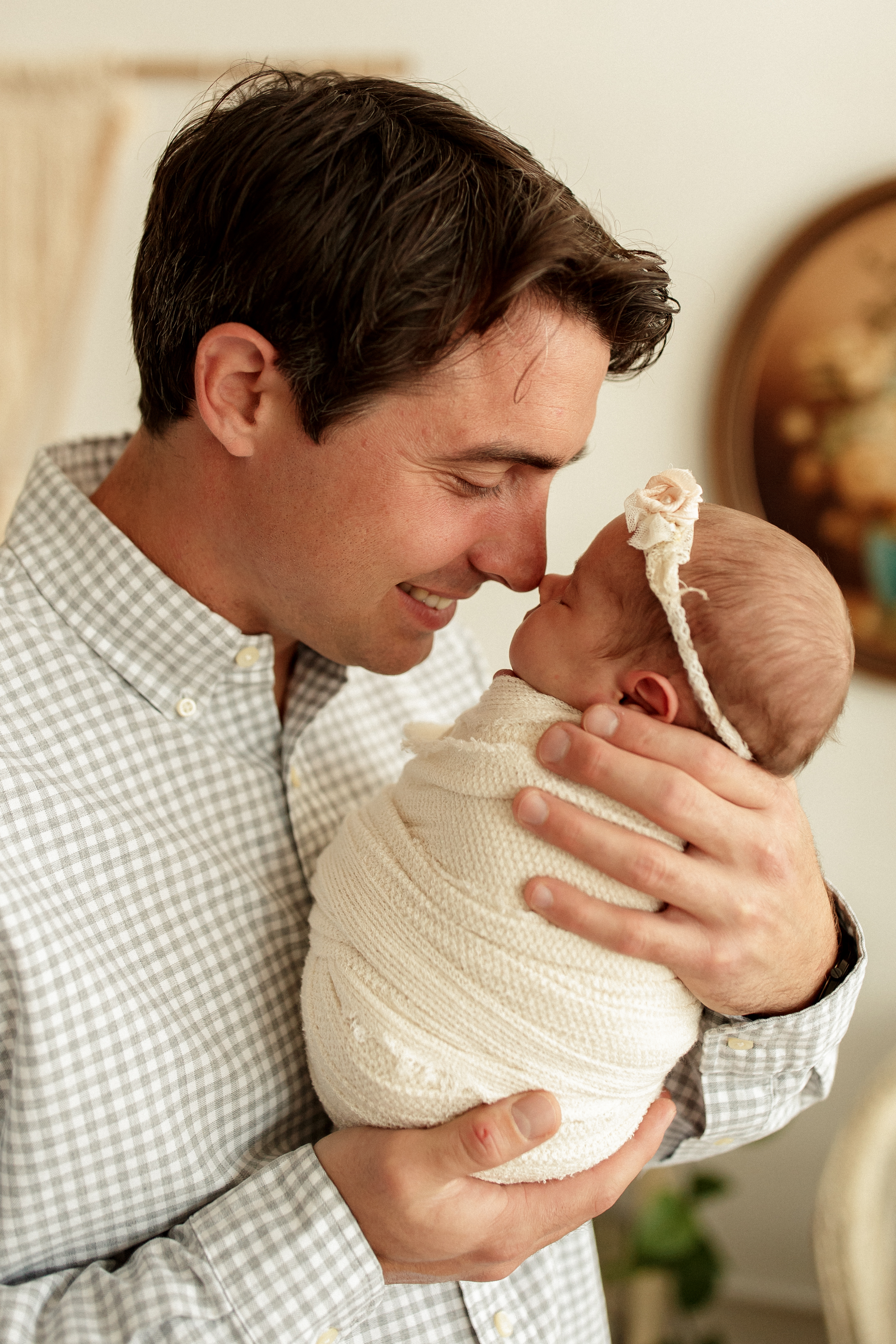 daddy and baby girl snuggle