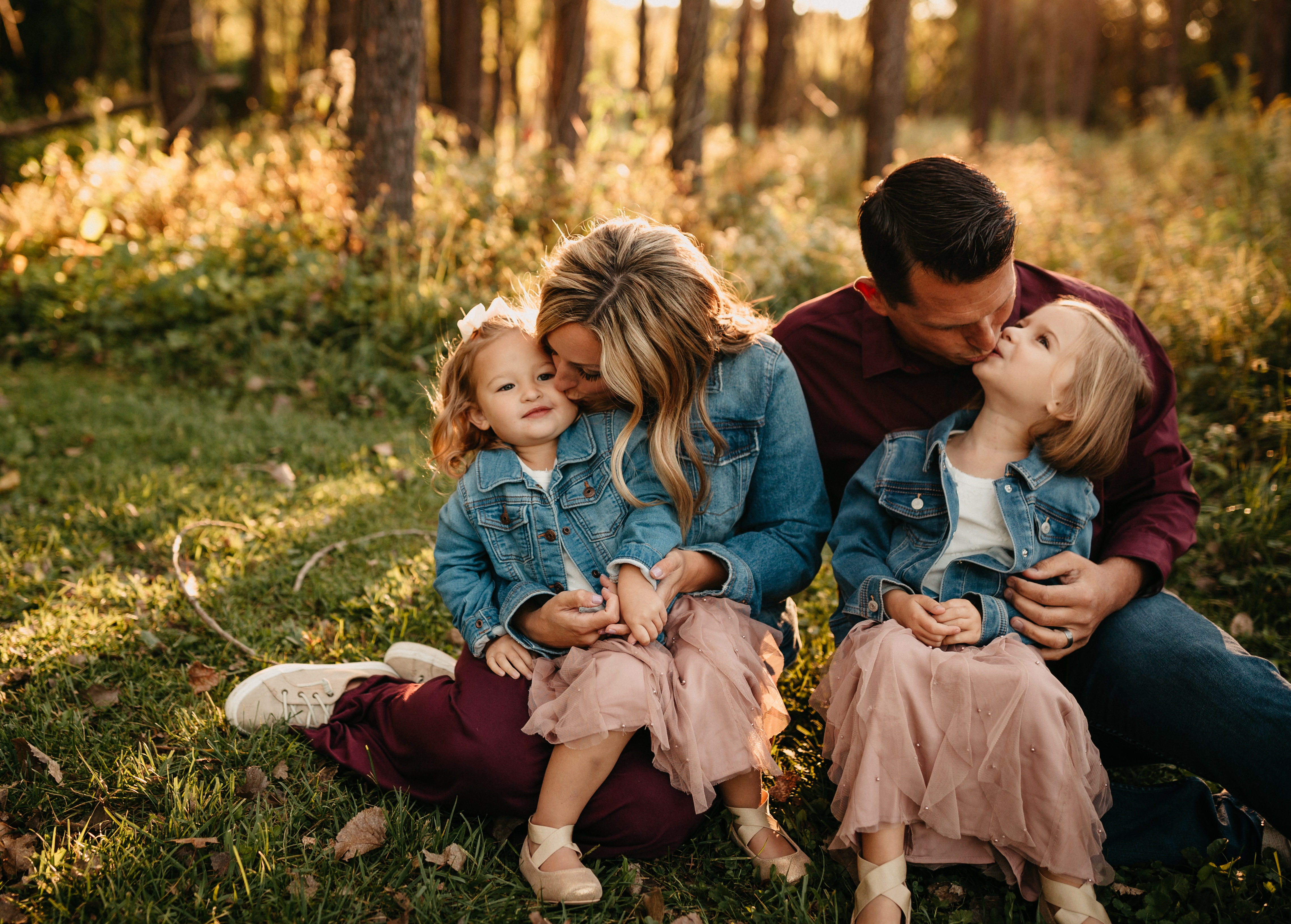 family kisses at family photo session 