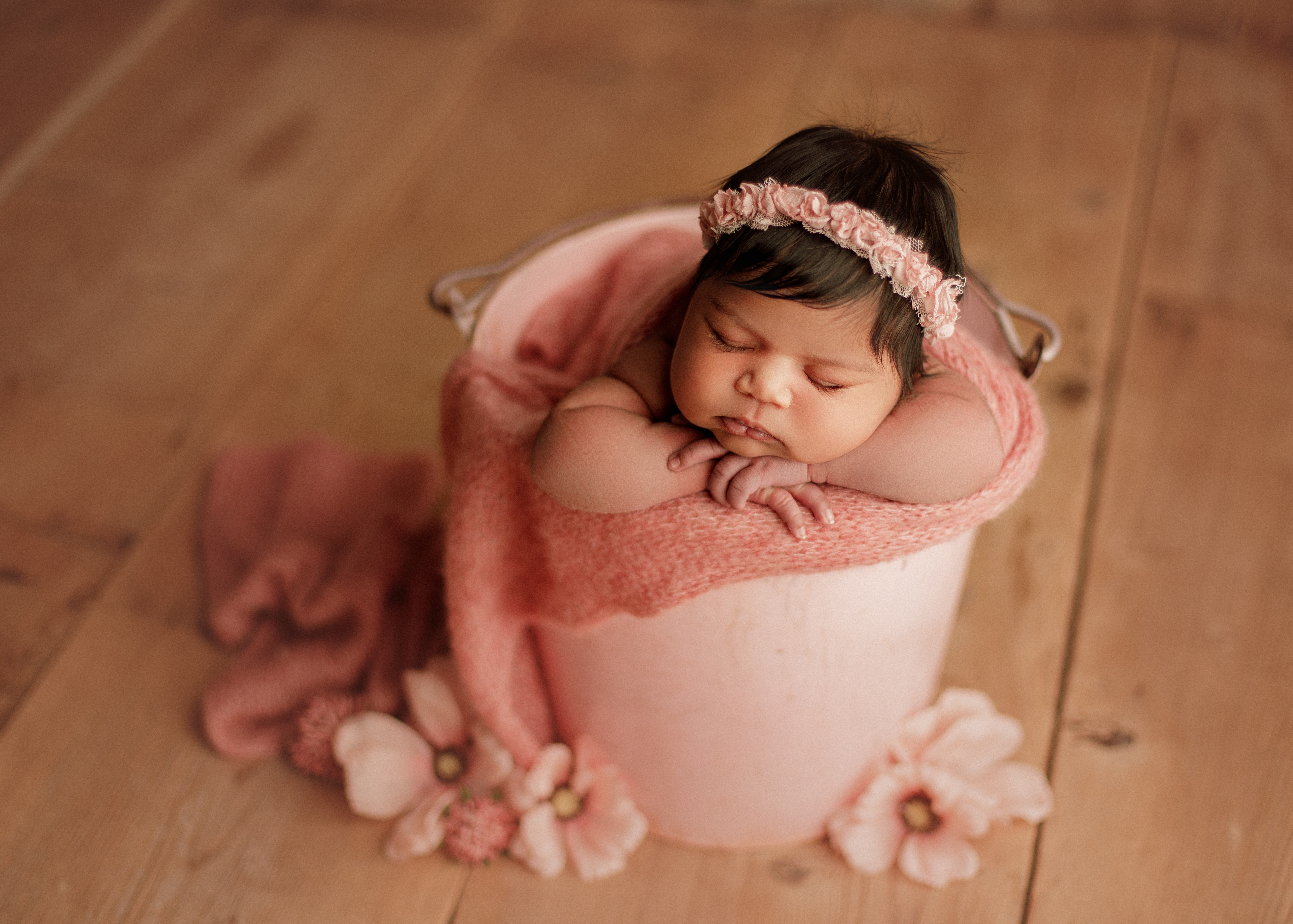 bucket pose Naperville newborn