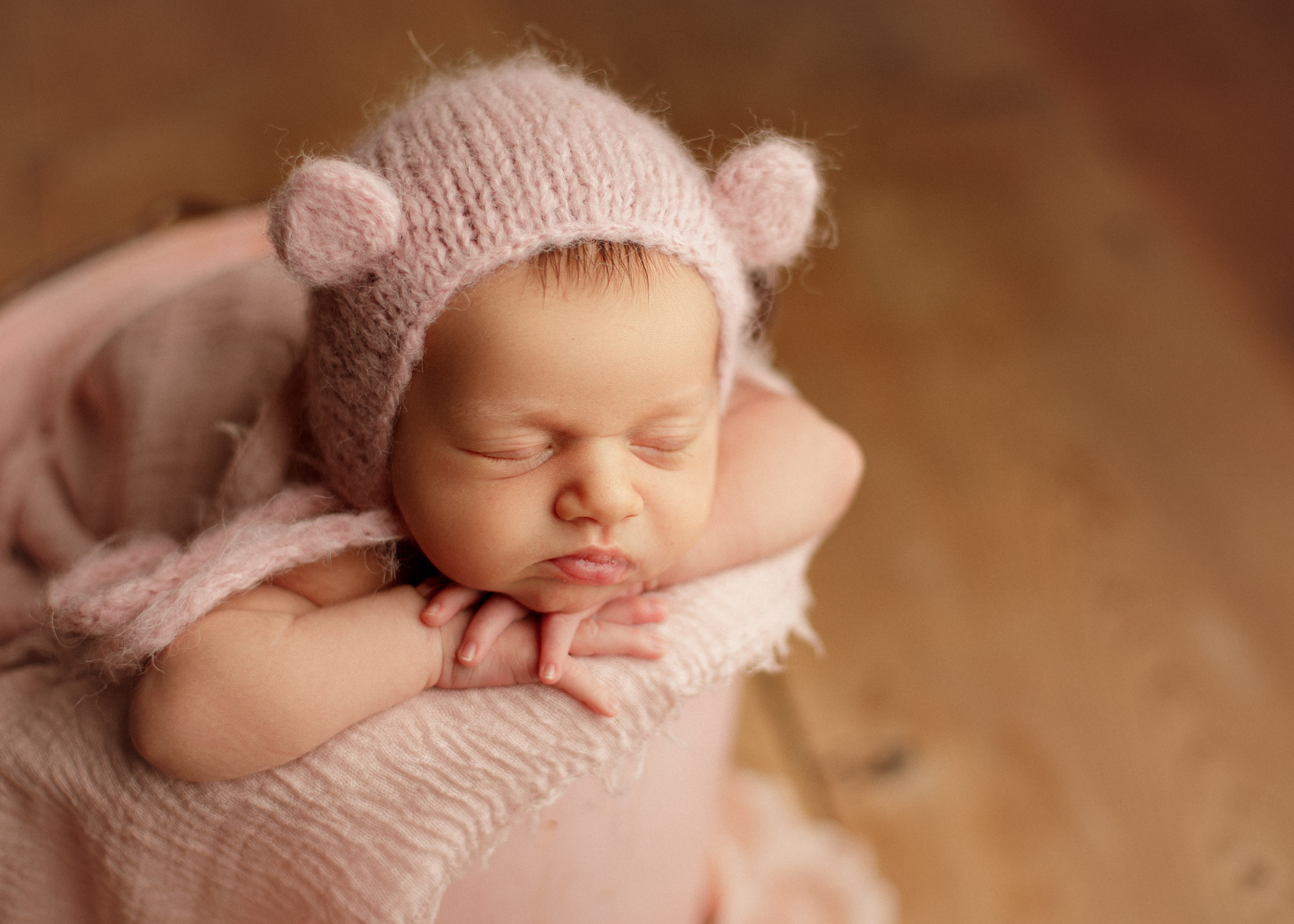 bucket pose, Chicago newborn photographer