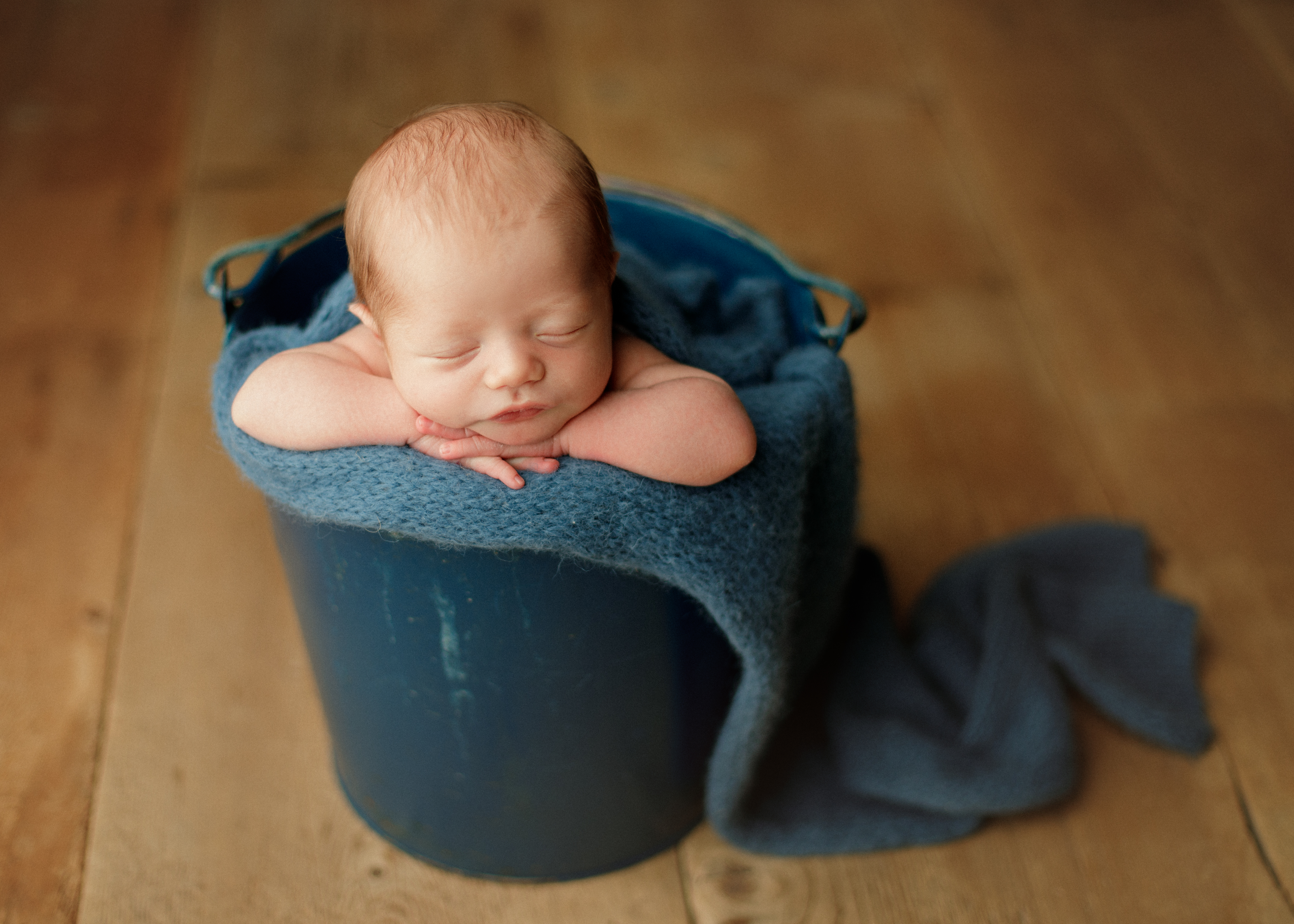 bucket pose newborn photos 