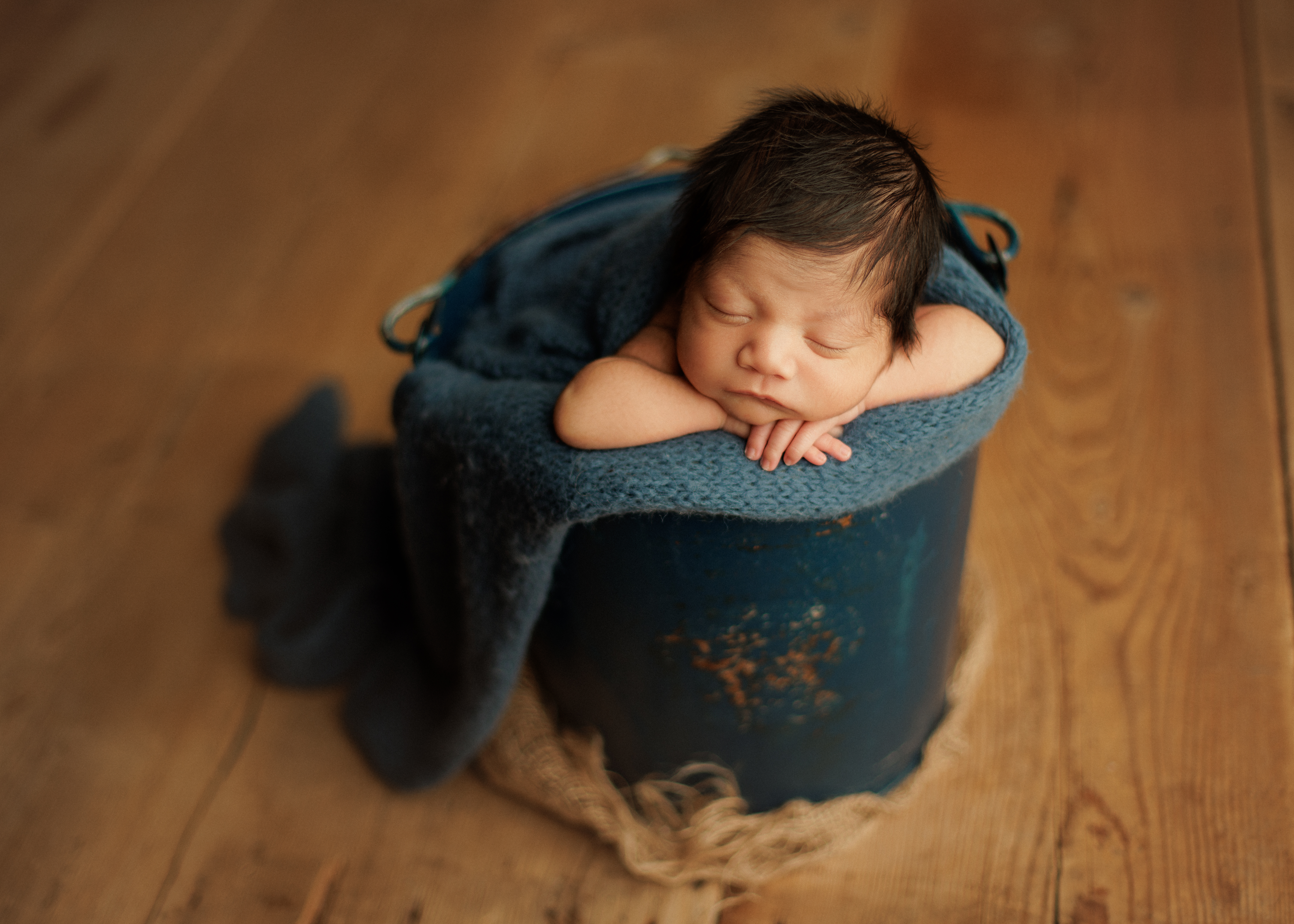 bucket pose newborn photographer Chicagoland