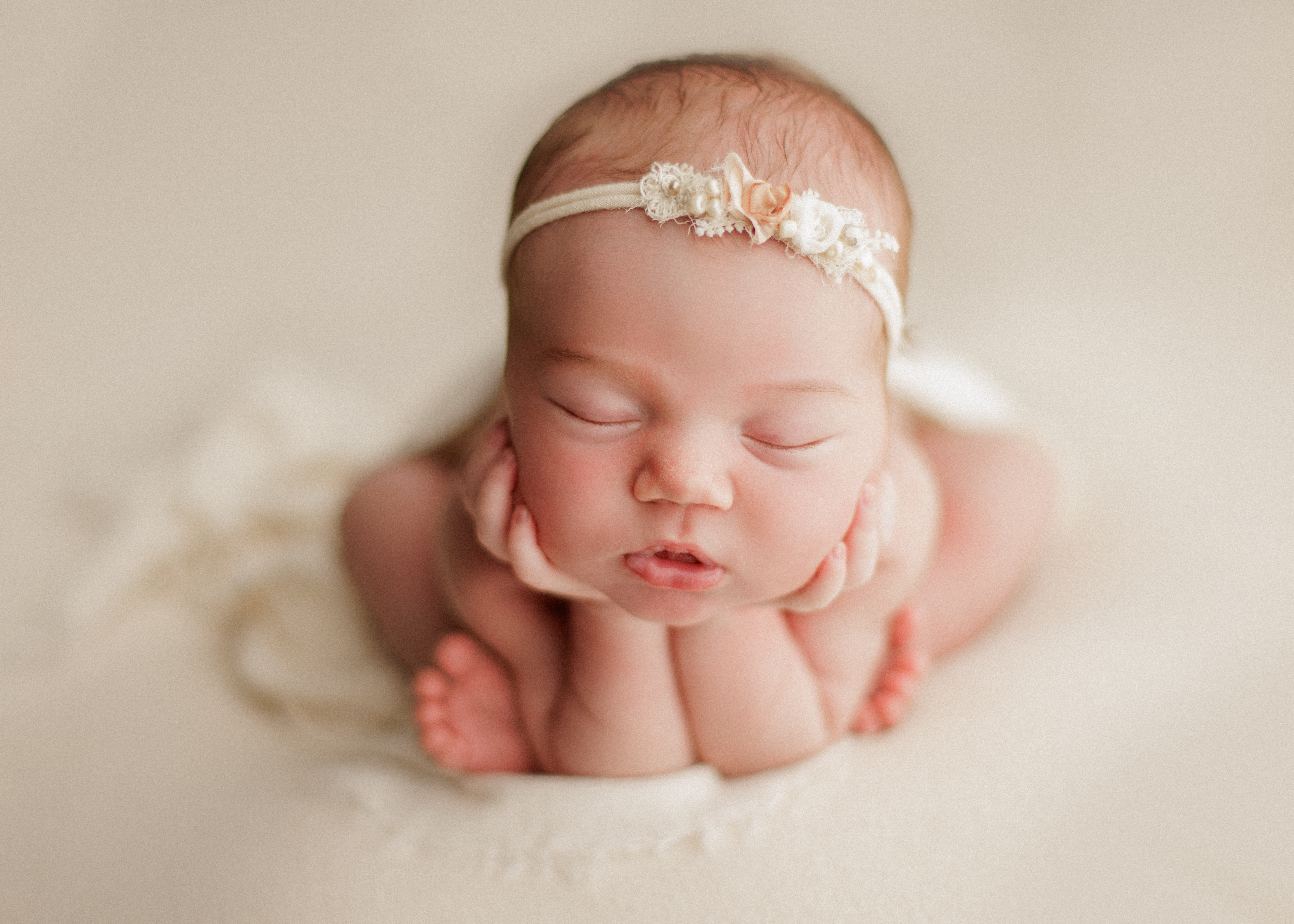 froggy pose newborn photographer