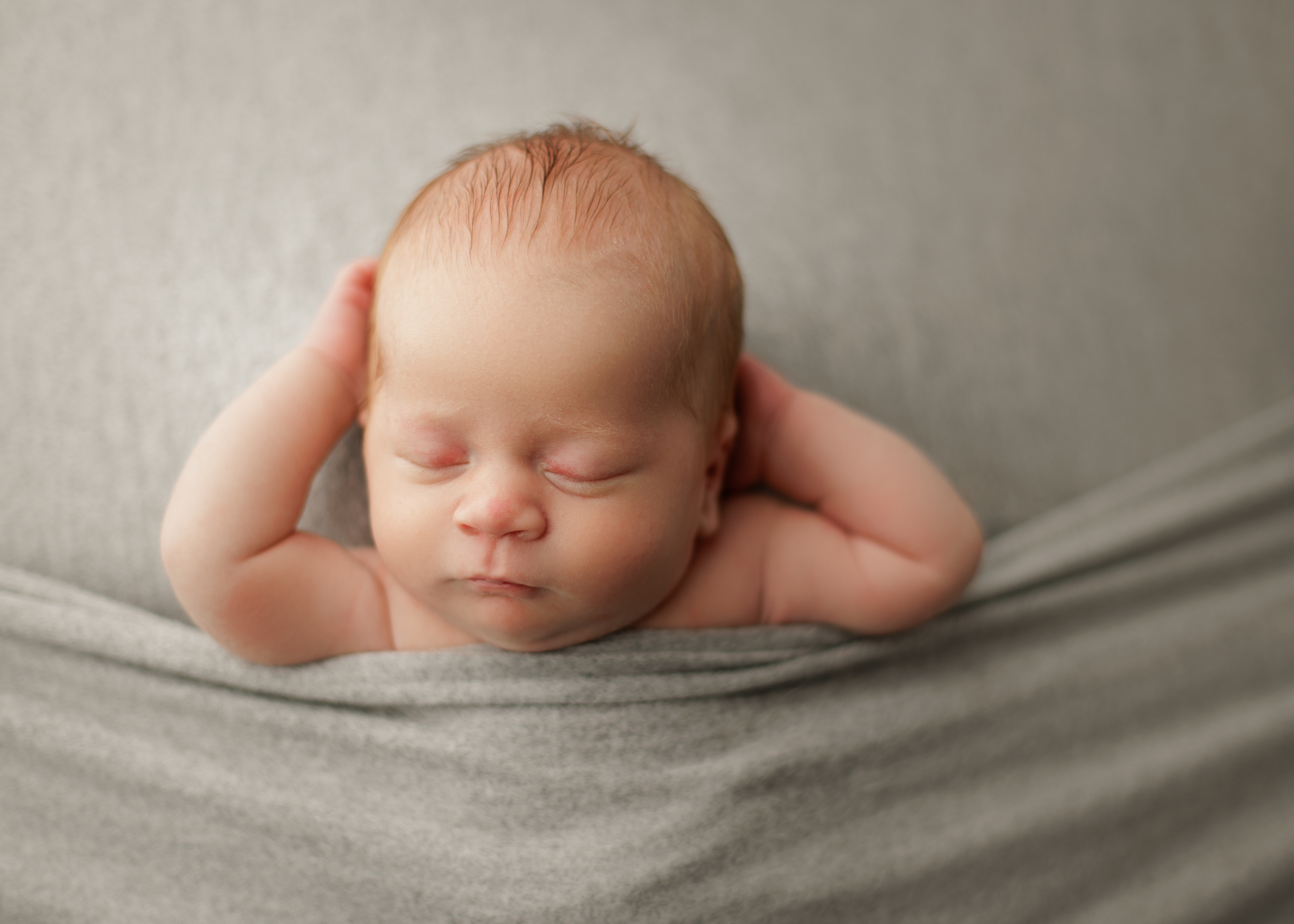 posed newborn photo shoot Chicago