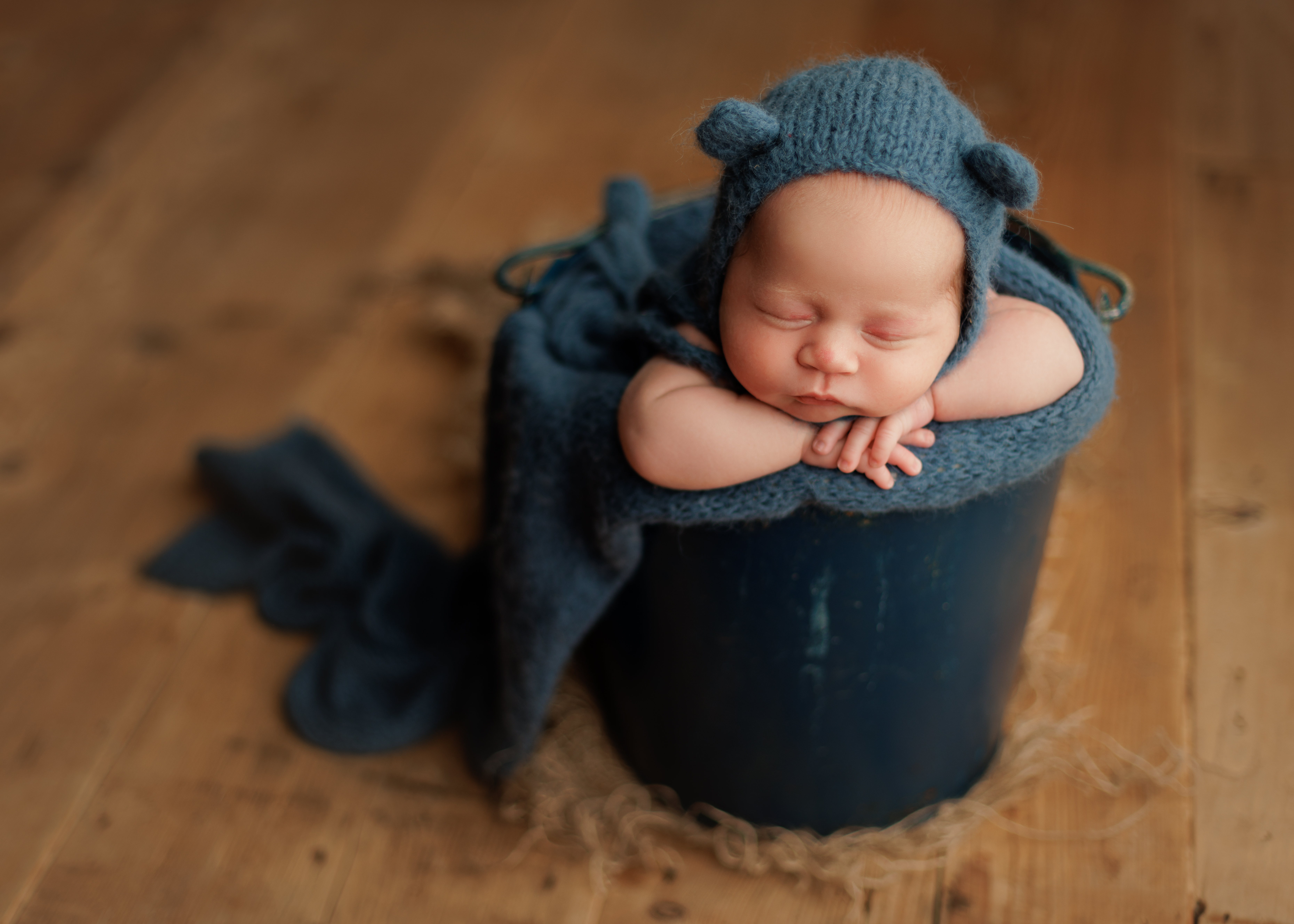 baby bucket newborn pose Chicago