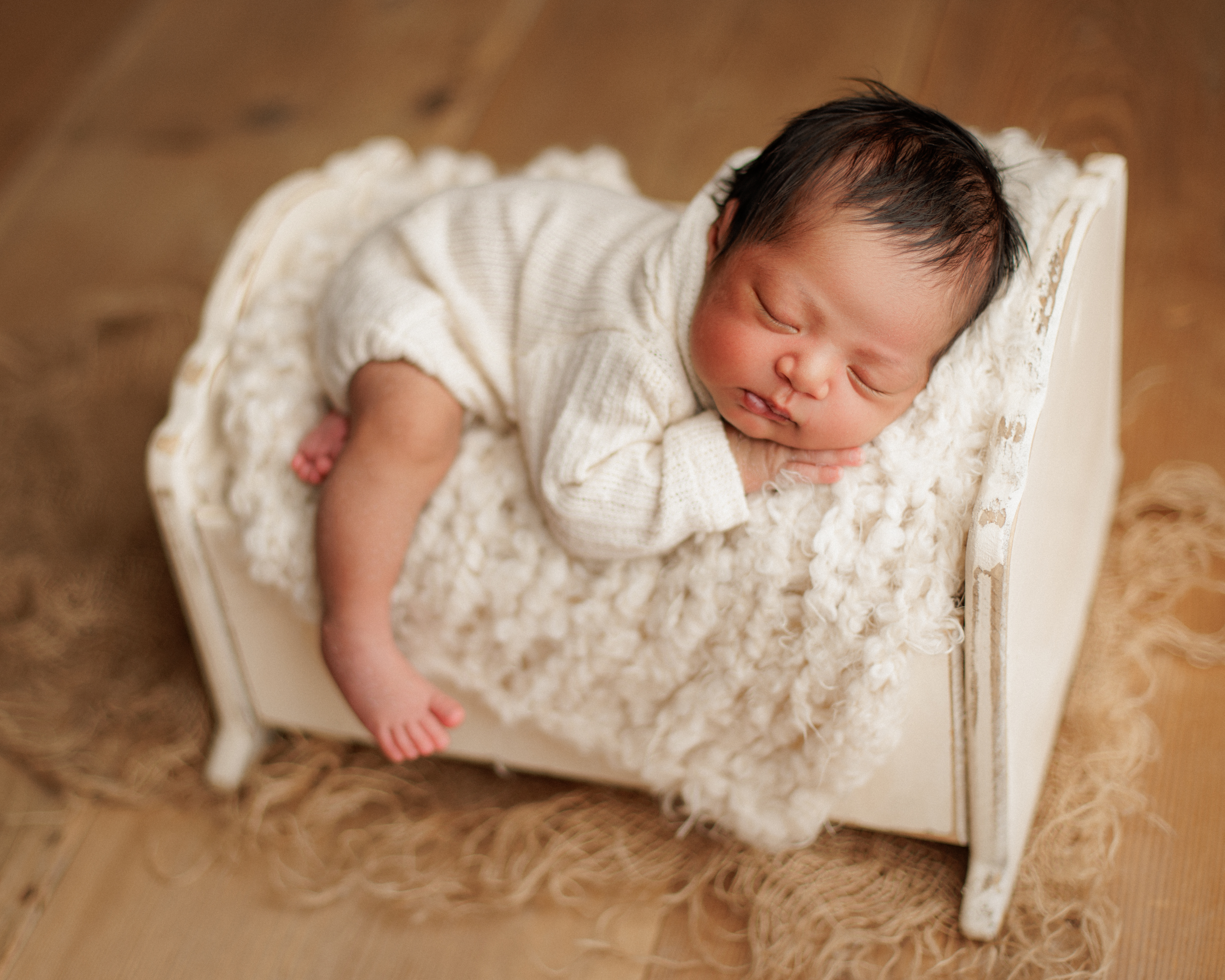 baby pose in mini crib