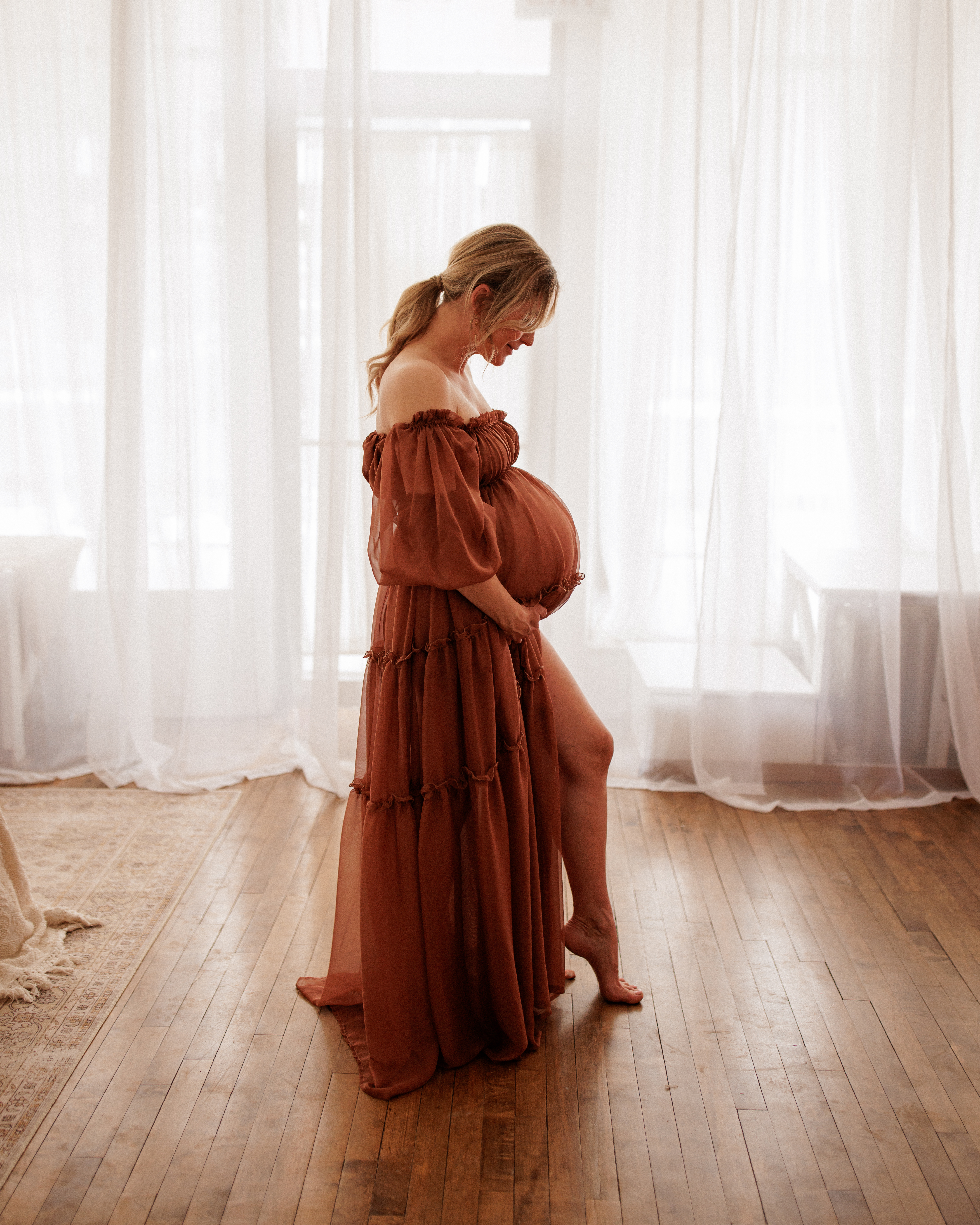 posed indoor maternity photography Chicago